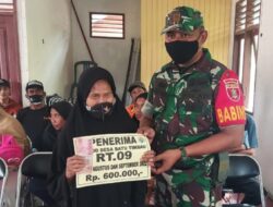 Babinsa Koramil Muara Bengkal Kawal Penyerahan BLT