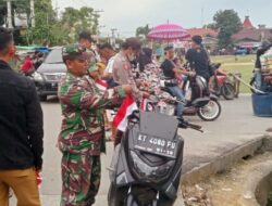 Bagikan 150 Bendera Merah Putih, Danramil Sangkulirang Minta Warga Ingat Jasa Para Pejuang
