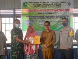 Babinsa Koramil Wahau Kawal Penyerahan BLT, Warga Diimbau Tingkatkan Disiplin Protokol Kesehatan