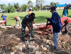 Bersihkan Area Lokasi Pelaksanaan HUT RI ke-77, Koramil Muara Bengkal Pelopori Gotong Royong