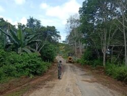 Babinsa Batu Ampar Kawal Pelaksanaan Perbaikan Jalan Poros