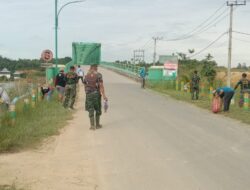 Dalam Rangka Hari Bulan Bhakti Gotong Royong, Personel Koramil Sangkulirang Pimpin Pembersihan Lingkungan