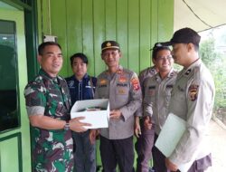 Kapolsek Rantau Pulung Beserta Rombongan Beri Kejutan Ultah TNI ke-77, Beri Kue di Pos Koramil Rantau Pulung
