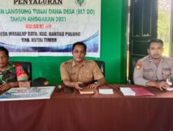 Babinsa Koramil Sangatta Kawal Penyerahan BLT di Desa Masalap Raya