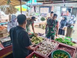 Sambangi Dua Pasar, Danramil Sangatta Pantau Harga