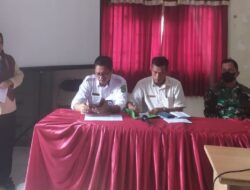 Hadiri Rapat Validasi Data Masyarakat Miskin Ekstrem, Babinsa Koramil Teluk Pandan Minta Verifikasi Data di Lapangan