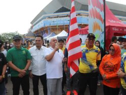 Hasanuddin Mas’ud Ikuti Jalan Sehat Dies Natalis ke 60 Unmul