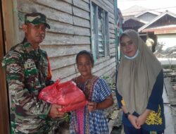Tingkatkan Kepedulian, Koramil Sangkulirang Bagikan Paket Sembako Pada Warga Kurang Mampu