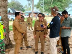 Babinsa Koramil Bengalon Dampingi Kunjungan Bupati dan Rombongan di Pantai Sekerat