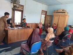 Babinsa Koramil Sangatta Kawal Penyerahan BLT di Rantau Pulung