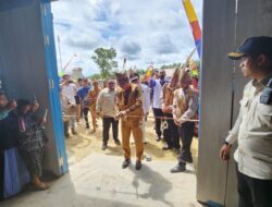 Bersama Kepala DPMDes, Bupati Resmikan Listrik 24 Jam di Muara Wahau