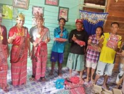 Pakai Baju Adat, Joni Bantu Pakaian Adat Timur di Bengalon
