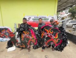 Joni Bantu Alat Kesenian Kuda Lumping