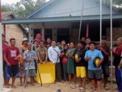 Joni Bantu Alat Panen Sawit