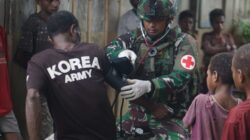 Ciptakan Lingkungan Sehat, TNI Berikan Pengobatan di Kp.Oksip Distrik Batom