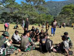 Semangat Gotong Royong, TNI Bersama Warga Kerja Bakti di Lingkungan Kampung Okyop