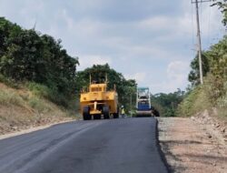 Tingkatkan Infrastruktur Masyarakat, PT APE Aspal Jalan Sangatta-Rantau Pulung